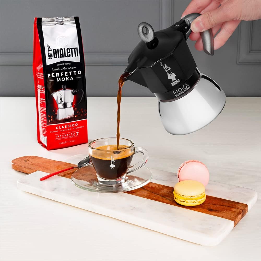 Bialetti Caffettiera Moka Induction, 2 Tazze (100 ml), Adatta a Tutti i piani cottura, Design Elegante, Nero