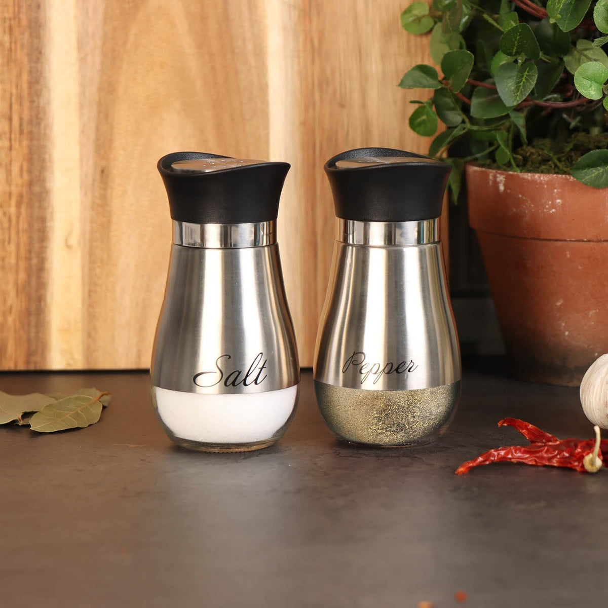 COM-FOUR® 2 Piece Salt and Pepper Shaker Set from Stainless Steel and Glass