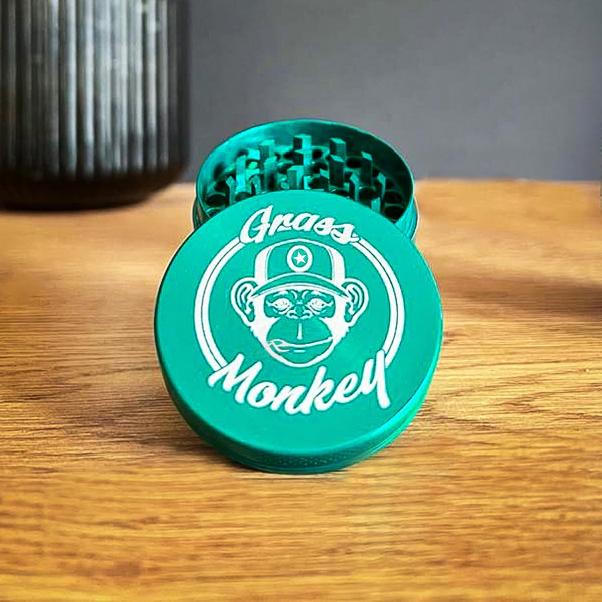 Basic Metal Grinder - 4 Pieces, Diameter 5.5 cm, Green, Robust Herb Grinder with Pollen Strainer and Shovel, Compact and Durable