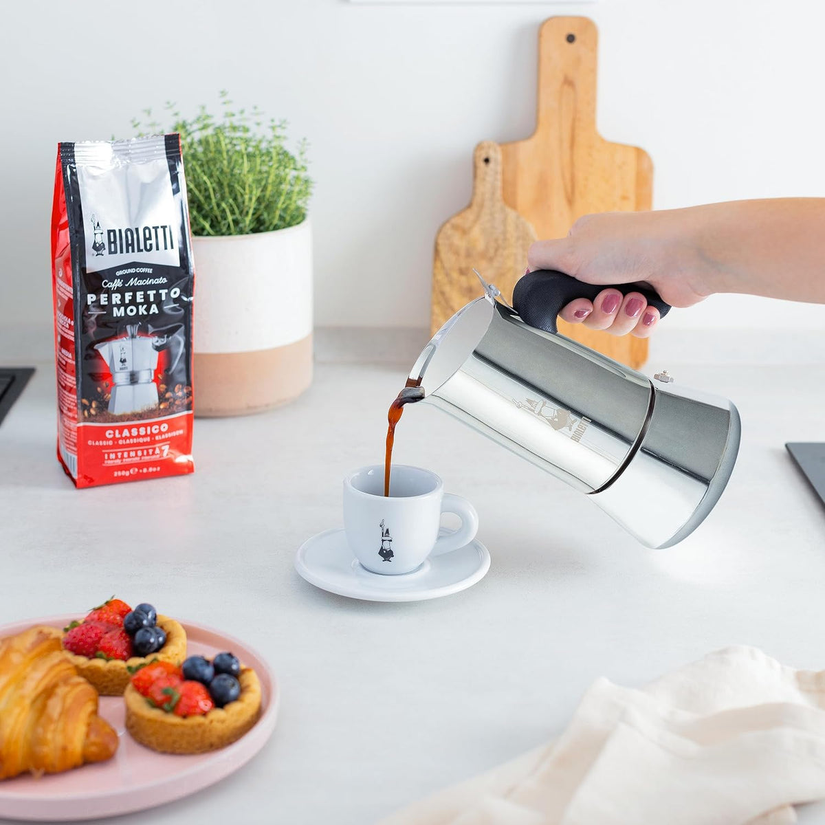 Bialetti Venus - Caffettiera ad induzione, Acciaio inossidabile, Adatta a tutti i tipi di piatti, 4 tazze da caffè (170 ml), Argento